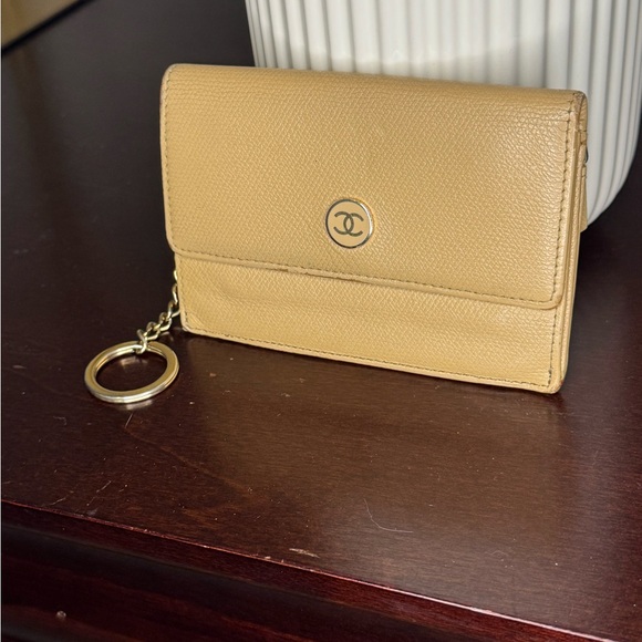 CHANEL compact wallet with detachable keychain - Picture 4 of 9